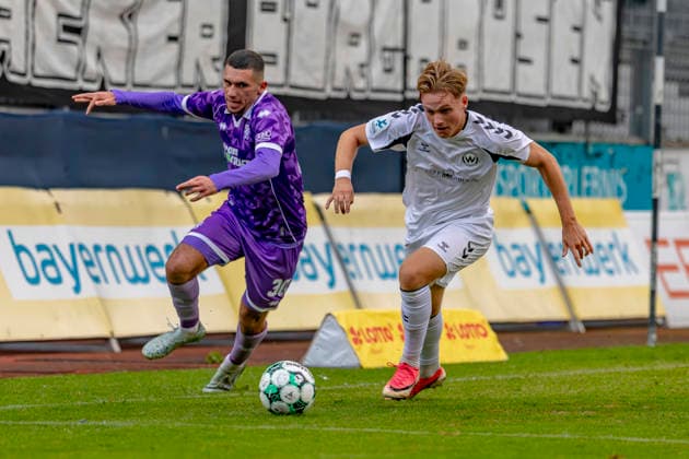 Burghausen, Deutschland 25. August 2026: Toto-Pokal - Bayerischer Landespokal - 2026 2027 - Achtelfinale - SV Wacker Burghausen gegen FC Ingolstadt 04 Im Bild: v. li. im Zweikampf Ognjen Drakulic (FCI) und Benedikt Schwarzensteiner (Burghausen) flatbuy-Stadion Bayern *** Burghausen, Germany, August 25, 2026 — Toto Cup (Bavarian State Cup) 2026–2027, Round of 16: SV Wacker Burghausen vs. FC Ingolstadt 04. Pictured, from left, in a tackle: Ognjen Drakulic (FCI) and Benedikt Schwarzensteiner (Burghausen)at the flatbuy Stadium in Bavaria Copyright: xFotostandx xSchäferx
