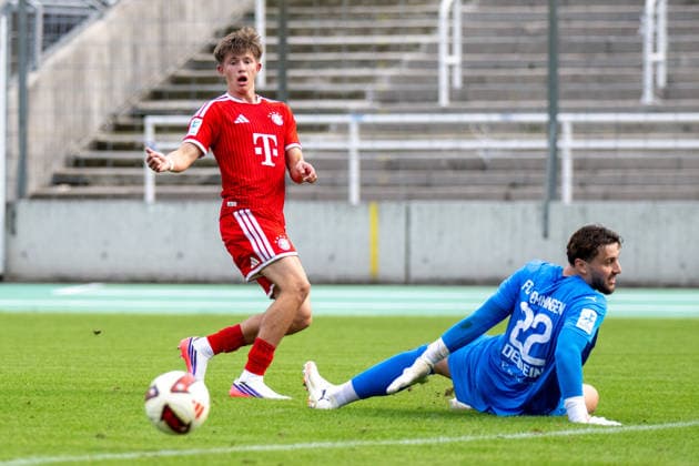 Matous Srb 11 (FC Bayern Muenchen Amatuere), Dominik Dewein 22 (FC Memmingen), FC Bayern II vs. FC Memmingen, Fussball, Regionalliga Bayern, 5. Spieltag, 25.08.2026 DFB regulations prohibit any use of photographs as image sequences and or quasi-video Muenchen Bayern Deutschland *** Matous Srb 11 FC Bayern Munich Amateurs, Dominik Dewein 22 FC Memmingen, FC Bayern II vs. FC Memmingen, Soccer, Bavarian Regional League, Matchday 5, August 25, 2026. DFB regulations prohibit any use of photographs as image sequences and or quasi-video. Munich, Bavaria, Germany Copyright: xkolbert-press UlrichxGamelx