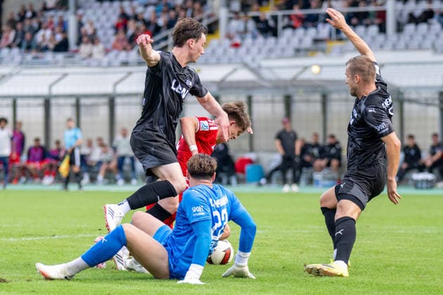 Matous Srb 11 (FC Bayern Muenchen Amatuere), Dominik Dewein 22 (FC Memmingen), FC Bayern II vs. FC Memmingen, Fussball, Regionalliga Bayern, 5. Spieltag, 25.08.2026 DFB regulations prohibit any use of photographs as image sequences and or quasi-video Muenchen Bayern Deutschland *** Matous Srb 11 FC Bayern Munich Amateurs, Dominik Dewein 22 FC Memmingen, FC Bayern II vs. FC Memmingen, Soccer, Bavarian Regional League, Matchday 5, August 25, 2026. DFB regulations prohibit any use of photographs as image sequences and or quasi-video. Munich, Bavaria, Germany Copyright: xkolbert-press UlrichxGamelx