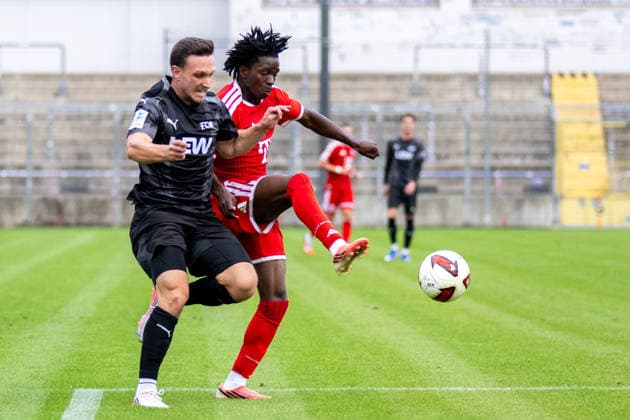 Jonas Koller (FC Memmingen), Oluwaseyi Wilson 7 (FC Bayern Muenchen Amatuere), FC Bayern II vs. FC Memmingen, Fussball, Regionalliga Bayern, 5. Spieltag, 25.08.2026 DFB regulations prohibit any use of photographs as image sequences and or quasi-video Muenchen Bayern Deutschland *** Jonas Koller, FC Memmingen; Oluwaseyi Wilson 7, FC Bayern Munich Amateurs; FC Bayern II vs. FC Memmingen, Soccer, Bavarian Regional League, Matchday 5, August 25, 2026. DFB regulations prohibit any use of photographs as image sequences and or quasi-video. Munich, Bavaria, Germany Copyright: xkolbert-press UlrichxGamelx