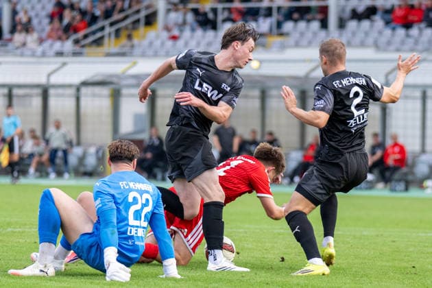 Dominik Dewein 22 (FC Memmingen), Matous Srb 11 (FC Bayern Muenchen Amatuere), Max Zeller 2 (FC Memmingen), FC Bayern II vs. FC Memmingen, Fussball, Regionalliga Bayern, 5. Spieltag, 25.08.2026 DFB regulations prohibit any use of photographs as image sequences and or quasi-video Muenchen Bayern Deutschland *** Dominik Dewein 22 FC Memmingen, Matous Srb 11 FC Bayern Munich Amateurs, Max Zeller 2, FC Memmingen; FC Bayern II vs. FC Memmingen, soccer, Bavarian Regional League, Matchday 5, August 25, 2026. DFB regulations prohibit any use of photographs as image sequences and or quasi-video. Munich, Bavaria, Germany Copyright: xkolbert-press UlrichxGamelx