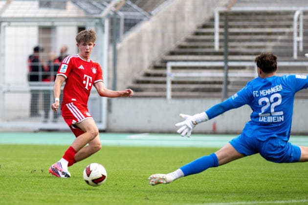 Matous Srb 11 (FC Bayern Muenchen Amatuere), Dominik Dewein 22 (FC Memmingen), FC Bayern II vs. FC Memmingen, Fussball, Regionalliga Bayern, 5. Spieltag, 25.08.2026 DFB regulations prohibit any use of photographs as image sequences and or quasi-video Muenchen Bayern Deutschland *** Matous Srb 11 FC Bayern Munich Amateurs, Dominik Dewein 22 FC Memmingen, FC Bayern II vs. FC Memmingen, Soccer, Bavarian Regional League, Matchday 5, August 25, 2026. DFB regulations prohibit any use of photographs as image sequences and or quasi-video. Munich, Bavaria, Germany Copyright: xkolbert-press UlrichxGamelx