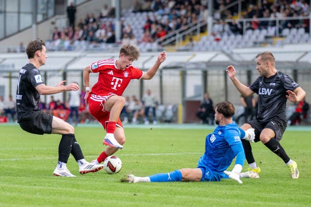 Matous Srb 11 (FC Bayern Muenchen Amatuere), Dominik Dewein 22 (FC Memmingen), FC Bayern II vs. FC Memmingen, Fussball, Regionalliga Bayern, 5. Spieltag, 25.08.2026 DFB regulations prohibit any use of photographs as image sequences and or quasi-video Muenchen Bayern Deutschland *** Matous Srb 11 FC Bayern Munich Amateurs, Dominik Dewein 22 FC Memmingen, FC Bayern II vs. FC Memmingen, Soccer, Bavarian Regional League, Matchday 5, August 25, 2026. DFB regulations prohibit any use of photographs as image sequences and or quasi-video. Munich, Bavaria, Germany Copyright: xkolbert-press UlrichxGamelx