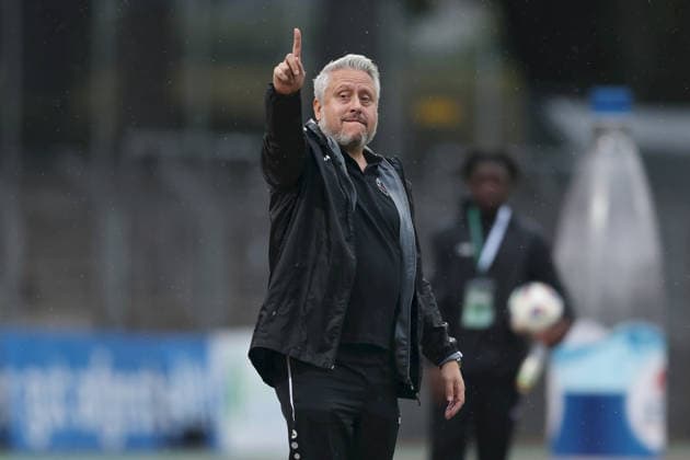 25.08.2026, Herren, Fussball, Saison 2026 2027, Bayerischer Totopokal, Achtelfinale: 1. FC Schweinfurt 1905 - VfB Eichstaett Markus Mattes (Cheftrainer, VfB Eichstätt) gestikuliert, Arme, Hände, gibt Anweisungen Schweinfurt Sachs-Stadion Bayern Deutschland *** August 25, 2026, Men s Soccer, 2026–2027 Season, Bavarian Toto Cup, Round of 16: 1 FC Schweinfurt 1905 vs. VfB Eichstätt; Markus Mattes, head coach of VfB Eichstätt, gesturing with his arms and hands while giving instructions; Schweinfurt, Sachs Stadium, Bavaria, Germany