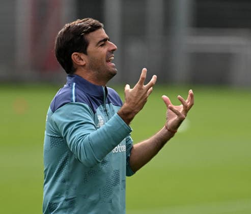 25.08.2026, xophax, Fussball 1.Bundesliga, Bayer 04 Leverkusen , Training , Saison 2026 2027. Trainer Carles Martinez ( Bayer 04 ) Leverkusen *** August 25, 2026, xophax, Soccer, Bundesliga 1, Bayer 04 Leverkusen, Training, 2026–2027 Season, Coach Carles Martinez, Bayer 04 Leverkusen