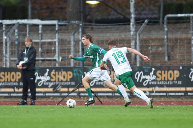 25.08.2026, Herren, Fussball, Saison 2026 2027, Bayerischer Totopokal, Achtelfinale: 1. FC Schweinfurt 1905 - VfB Eichstaett Maximilian Stahl ( 32, 1. FC Schweinfurt 1905) und Markus Müller ( 19, VfB Eichstätt) Schweinfurt Sachs-Stadion Bayern Deutschland *** August 25, 2026, Men s Soccer, 2026–2027 Season, Bavarian Toto Cup, Round of 16: 1 FC Schweinfurt 1905 vs. VfB Eichstätt; Maximilian Stahl (32), 1 FC Schweinfurt 1905, and Markus Müller (19), VfB Eichstätt; Schweinfurt, Sachs Stadium, Bavaria, Germany