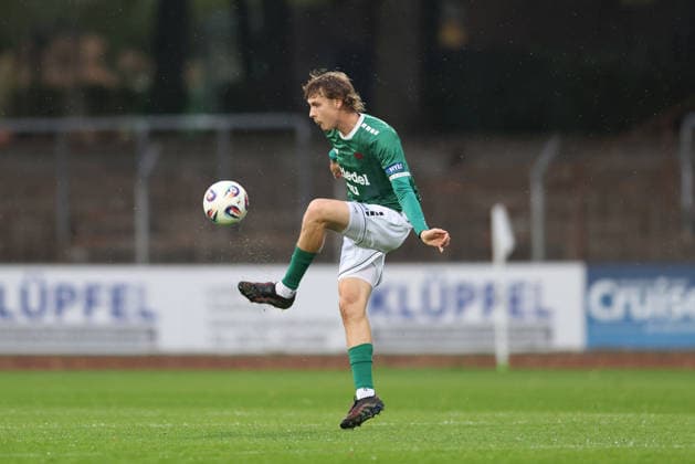 25.08.2026, Herren, Fussball, Saison 2026 2027, Bayerischer Totopokal, Achtelfinale: 1. FC Schweinfurt 1905 - VfB Eichstaett Maximilian Stahl ( 32, 1. FC Schweinfurt 1905) im Ballbesitz Schweinfurt Sachs-Stadion Bayern Deutschland *** August 25, 2026, Men s Soccer, 2026–2027 Season, Bavarian Toto Cup, Round of 16: 1 FC Schweinfurt 1905 vs. VfB Eichstätt, Maximilian Stahl 32, 1 FC Schweinfurt 1905 in possession, Schweinfurt, Sachs Stadium, Bavaria, Germany