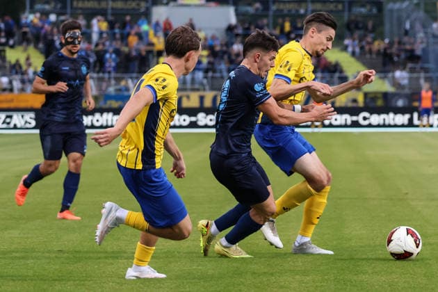 Deutschland: Regionalliga Nordost 2026 2027, 6. Spieltag, 1.FC Lokomotive Leipzig - Chemnitzer FC, Bruno-Plache-Stadion (Leipzig): Maurizio Grimaldi (Chemnitzer FC, 23) am Ball *** Germany Regional League Northeast 2026–2027, Matchday 6, 1 FC Lokomotive Leipzig vs. Chemnitzer FC, Bruno Plache Stadium, Leipzig; Maurizio Grimaldi, Chemnitzer FC; 23 on the ball Copyright: xx