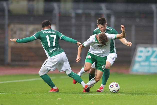 25.08.2026, Herren, Fussball, Saison 2026 2027, Bayerischer Totopokal, Achtelfinale: 1. FC Schweinfurt 1905 - VfB Eichstaett Jonas Winkler ( 22, VfB Eichstätt) im Duell mit Jason Prodanovic ( 17, 1. FC Schweinfurt 1905) und Kevin Fery ( 15, 1. FC Schweinfurt 1905) Schweinfurt Sachs-Stadion Bayern Deutschland *** August 25, 2026, Men s Soccer, 2026–2027 Season, Bavarian Toto Cup, Round of 16: 1 FC Schweinfurt 1905 vs. VfB Eichstätt; Jonas Winkler 22, VfB Eichstätt in a duel with Jason Prodanovic 17, 1 FC Schweinfurt 1905, and Kevin Fery 15, 1 FC Schweinfurt 1905; Schweinfurt, Sachs Stadium, Bavaria, Germany