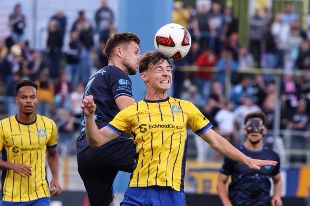 Deutschland: Regionalliga Nordost 2026 2027, 6. Spieltag, 1.FC Lokomotive Leipzig - Chemnitzer FC, Bruno-Plache-Stadion (Leipzig): Zweikampf von Tobias Robert Stockinger (Chemnitzer FC, 7) und Arne Rühlemann Ruehlemann (1. FC Lokomotive Leipzig, 24) *** Germany Regionalliga Northeast 2026–2027, Matchday 6, 1 FC Lokomotive Leipzig vs. Chemnitzer FC, Bruno Plache Stadium, Leipzig; tackle between Tobias Robert Stockinger (Chemnitzer FC, No. 7) and Arne Rühlemann (1 FC Lokomotive Leipzig, No. 24) Copyright: xLucasxWalterx