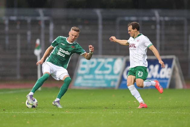 25.08.2026, Herren, Fussball, Saison 2026 2027, Bayerischer Totopokal, Achtelfinale: 1. FC Schweinfurt 1905 - VfB Eichstaett Mirco Geisler ( 9, 1. FC Schweinfurt 1905) und Florian Lamprecht ( 23, VfB Eichstätt) Schweinfurt Sachs-Stadion Bayern Deutschland *** August 25, 2026, Men s Soccer, 2026–2027 Season, Bavarian Toto Cup, Round of 16: 1 FC Schweinfurt 1905 vs. VfB Eichstätt; Mirco Geisler 9, 1 FC Schweinfurt 1905; and Florian Lamprecht 23, VfB Eichstätt; Schweinfurt, Sachs Stadium, Bavaria, Germany