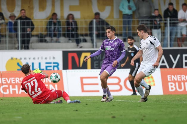 Toto-Pokal; SV Wacker Burghausen - FC Ingolstadt 04; Emre Gül (5, FCI) scheitert an Noel Kaiser (22 SVWB) Toto-Pokal - SV Wacker Burghausen - FC Ingolstadt 04 Saison 2026 2027 *** Toto Cup: SV Wacker Burghausen vs. FC Ingolstadt 04; Emre Gül 5; FCI falls to Noel Kaiser 22; SVWB Toto Cup: SV Wacker Burghausen vs. FC Ingolstadt 04; 2026–2027 Season
