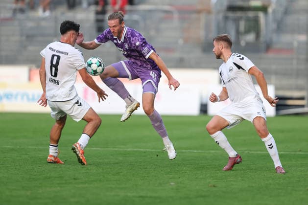 Toto-Pokal; SV Wacker Burghausen - FC Ingolstadt 04; Zweikampf Kampf um den Ball Vinko Å apina (41, FCI) Ben Hagmeyer (8 SVWB) Toto-Pokal - SV Wacker Burghausen - FC Ingolstadt 04 Saison 2026 2027 *** Toto Cup: SV Wacker Burghausen vs. FC Ingolstadt 04; Tackle; Battle for the Ball; Vinko äapina 41, FCI Ben Hagmeyer 8; SVWB Toto Cup: SV Wacker Burghausen vs. FC Ingolstadt 04; 2026–2027 Season