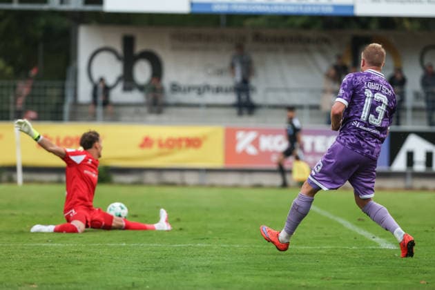Toto-Pokal; SV Wacker Burghausen - FC Ingolstadt 04; Lars Lokotsch (13, FCI) Torchance verpasst Torwart Lennart Pohlmann (31 SVWB) Toto-Pokal - SV Wacker Burghausen - FC Ingolstadt 04 Saison 2026 2027 *** Toto Cup: SV Wacker Burghausen vs. FC Ingolstadt 04; Lars Lokotsch 13; FCI misses scoring opportunity; Goalie Lennart Pohlmann 31; SVWB Toto Cup: SV Wacker Burghausen vs. FC Ingolstadt 04; 2026–2027 season