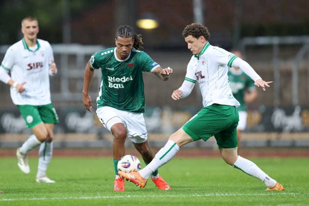 25.08.2026, Herren, Fussball, Saison 2026 2027, Bayerischer Totopokal, Achtelfinale: 1. FC Schweinfurt 1905 - VfB Eichstaett Morris Adelabu ( 27, 1. FC Schweinfurt 1905) und Jens Schüler ( 38, VfB Eichstätt) Schweinfurt Sachs-Stadion Bayern Deutschland *** August 25, 2026, Men s Soccer, 2026–2027 Season, Bavarian Toto Cup, Round of 16: 1 FC Schweinfurt 1905 vs. VfB Eichstätt; Morris Adelabu (27), 1 FC Schweinfurt 1905, and Jens Schüler (38), VfB Eichstätt; Schweinfurt Sachs Stadium, Bavaria, Germany