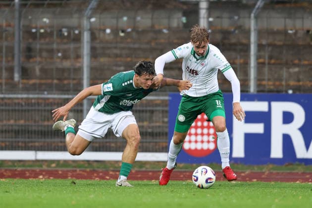 25.08.2026, Herren, Fussball, Saison 2026 2027, Bayerischer Totopokal, Achtelfinale: 1. FC Schweinfurt 1905 - VfB Eichstaett Radzivon Hushcha ( 33, 1. FC Schweinfurt 1905) und Elias Herger ( 11, VfB Eichstätt) Schweinfurt Sachs-Stadion Bayern Deutschland *** August 25, 2026, Men s Soccer, 2026–2027 Season, Bavarian Toto Cup, Round of 16: 1 FC Schweinfurt 1905 vs. VfB Eichstätt; Radzivon Hushcha 33, 1 FC Schweinfurt 1905; and Elias Herger 11, VfB Eichstätt; Schweinfurt Sachs Stadium, Bavaria, Germany