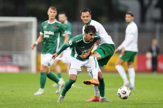25.08.2026, Herren, Fussball, Saison 2026 2027, Bayerischer Totopokal, Achtelfinale: 1. FC Schweinfurt 1905 - VfB Eichstaett Berkay Öztürk ( 40, 1. FC Schweinfurt 1905) und Lucas Schraufstetter ( 7, VfB Eichstätt) Schweinfurt Sachs-Stadion Bayern Deutschland *** August 25, 2026, Men s Soccer, 2026–2027 Season, Bavarian Toto Cup, Round of 16: 1 FC Schweinfurt 1905 vs. VfB Eichstätt; Berkay Öztürk (40), 1 FC Schweinfurt 1905; and Lucas Schraufstetter (7), VfB Eichstätt; Schweinfurt, Sachs Stadium, Bavaria, Germany