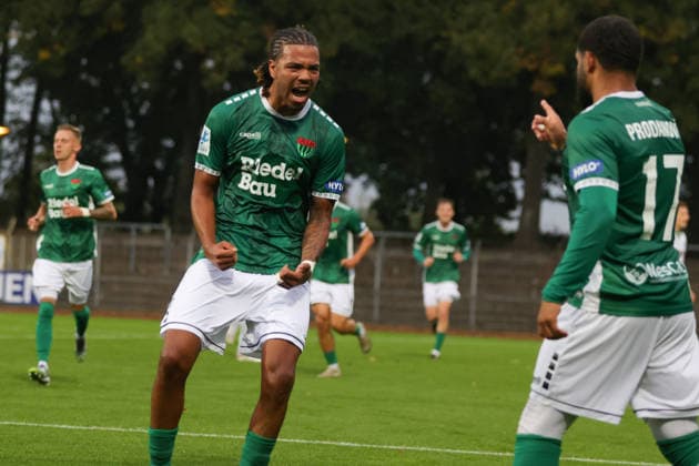 Fußball, Verbandspokal, Achtelfinal: FC Schweinfurt 05 - VfB Eichstätt Von links: Torschütze Morris Adelabu (FC Schweinfurt 05, 27) feiert seinen Treffer zum 1:1 Schweinfurt Riedel-Bau-Arena im Sachs-Stadio Bayern Unterfranken Deutschland *** Soccer, League Cup, Round of 16: FC Schweinfurt 05 vs. VfB Eichstätt. From left: Goal scorer Morris Adelabu (FC Schweinfurt 05, 27) celebrates his goal, making the score 1–1, at the Riedel Bau Arena in Sachs, Stadio Bayern, Lower Franconia, Germany.