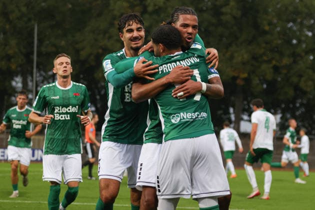 25.08.2026, Fussball, Herren, Saison 2026 2027, Bayerischer Totopokal, Achtelfinale: FC Schweinfurt 05 - VfB Eichstätt Schweinfurt feiert das 1:1 durch Morris Adelabu (FC Schweinfurt 05, 27) Schweinfurt Riedel-Bau-Arena im Sachs-Stadio Bayern Unterfranken Deutschland *** August 25, 2026, Soccer, Men s, 2026–2027 Season, Bavarian Toto Cup, Round of 16: FC Schweinfurt 05 vs. VfB Eichstätt; Schweinfurt celebrates the 1–1 draw thanks to a goal by Morris Adelabu; FC Schweinfurt 05, 27; Schweinfurt, Riedel Bau Arena at Sachs Stadium, Bavaria, Lower Franconia, Germany