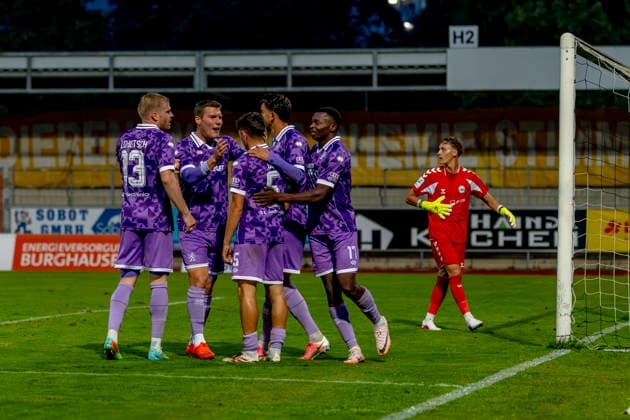 Burghausen, Deutschland 25. August 2026: Toto-Pokal - Bayerischer Landespokal - 2026 2027 - Achtelfinale - SV Wacker Burghausen gegen FC Ingolstadt 04 Im Bild: in der Traube Torschütze Emre Gül Guel (FCI) jubelt nach seinem Tor zum 0:2 mit seinen Mannschaftskollegen, flatbuy-Stadion Bayern *** Burghausen, Germany, August 25, 2026, Toto Cup, 2026–2027 Bavarian State Cup, Round of 16: SV Wacker Burghausen vs. FC Ingolstadt 04. Pictured in the crowd: FCI goal scorer Emre Gül Guel celebrates his 0–2 goal with his teammates; Flatbuy Stadium, Bavaria Copyright: xFotostandx xSchäferx