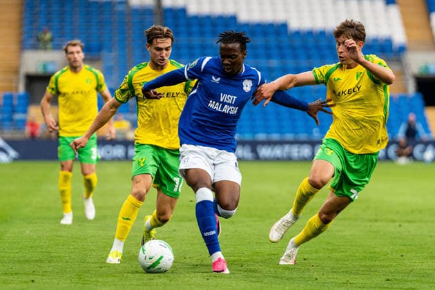 Carabao Cup round 2 Cardiff City v Norwich City Ronan Kpakio of Cardiff City under pressure from Norwich City players during the Carabao Cup round 2 match Cardiff City vs Norwich City at Cardiff City Stadium, Cardiff, United Kingdom on 25 August 2026 (Photo by Andrew Lewis News Images) Cardiff Cardiff City Stadium Glamorgan United Kingdom Copyright: xAndrewxLewis NewsxImagesx