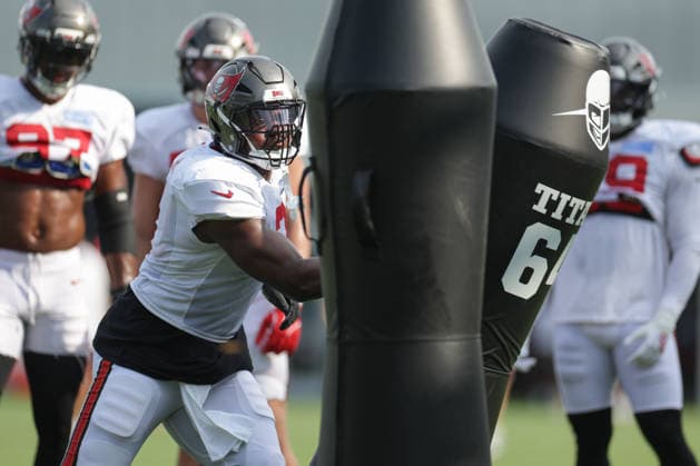 JACKSONVILLE, FL - AUGUST 25: Rueben Bain Jr. 3 of the Tampa Bay Buccaneers works on a drill during the Jacksonville Jaguars joint practice with the Tampa Bay Buccaneers on August 25, 2026 at the Miller Electric Center in Jacksonville, Fl. (Photo by David Rosenblum Icon Sportswire) NFL, American Football Herren, USA AUG 25 Jaguars Training Camp EDITORIAL USE ONLY Icon260825250508
