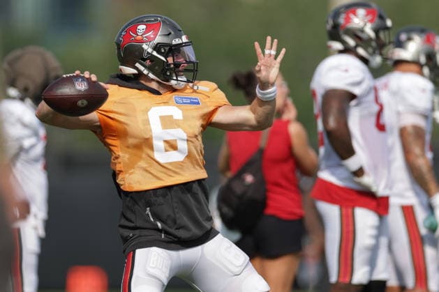 JACKSONVILLE, FL - AUGUST 25: Baker Mayfield 6 of the Tampa Bay Buccaneers throws a pass during the Jacksonville Jaguars joint practice with the Tampa Bay Buccaneers on August 25, 2026 at the Miller Electric Center in Jacksonville, Fl. (Photo by David Rosenblum Icon Sportswire) NFL, American Football Herren, USA AUG 25 Jaguars Training Camp EDITORIAL USE ONLY Icon260825250519