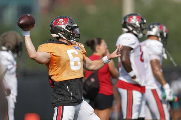 JACKSONVILLE, FL - AUGUST 25: Baker Mayfield 6 of the Tampa Bay Buccaneers throws a pass during the Jacksonville Jaguars joint practice with the Tampa Bay Buccaneers on August 25, 2026 at the Miller Electric Center in Jacksonville, Fl. (Photo by David Rosenblum Icon Sportswire) NFL, American Football Herren, USA AUG 25 Jaguars Training Camp EDITORIAL USE ONLY Icon260825250520