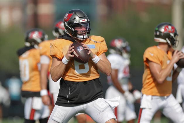 JACKSONVILLE, FL - AUGUST 25: Baker Mayfield 6 of the Tampa Bay Buccaneers throws a pass during the Jacksonville Jaguars joint practice with the Tampa Bay Buccaneers on August 25, 2026 at the Miller Electric Center in Jacksonville, Fl. (Photo by David Rosenblum Icon Sportswire) NFL, American Football Herren, USA AUG 25 Jaguars Training Camp EDITORIAL USE ONLY Icon260825250521