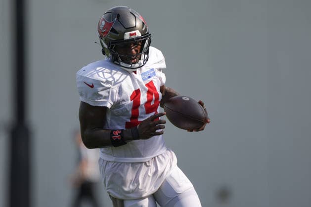 JACKSONVILLE, FL - AUGUST 25: Chris Godwin Jr. 14 of the Tampa Bay Buccaneers works on a drill during the Jacksonville Jaguars joint practice with the Tampa Bay Buccaneers on August 25, 2026 at the Miller Electric Center in Jacksonville, Fl. (Photo by David Rosenblum Icon Sportswire) NFL, American Football Herren, USA AUG 25 Jaguars Training Camp EDITORIAL USE ONLY Icon260825250523