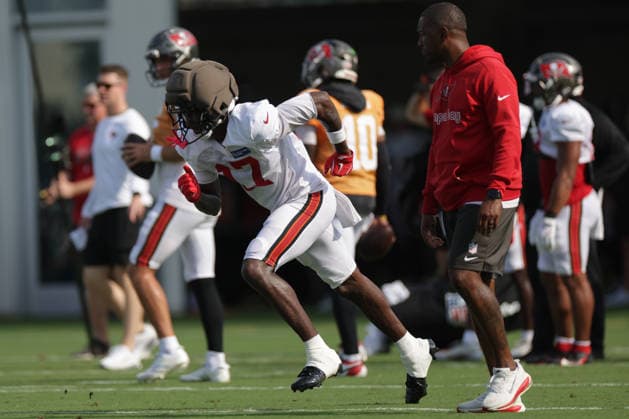 JACKSONVILLE, FL - AUGUST 25: Ted Hurst III 17 of the Tampa Bay Buccaneers works on a drill during the Jacksonville Jaguars joint practice with the Tampa Bay Buccaneers on August 25, 2026 at the Miller Electric Center in Jacksonville, Fl. (Photo by David Rosenblum Icon Sportswire) NFL, American Football Herren, USA AUG 25 Jaguars Training Camp EDITORIAL USE ONLY Icon260825250524