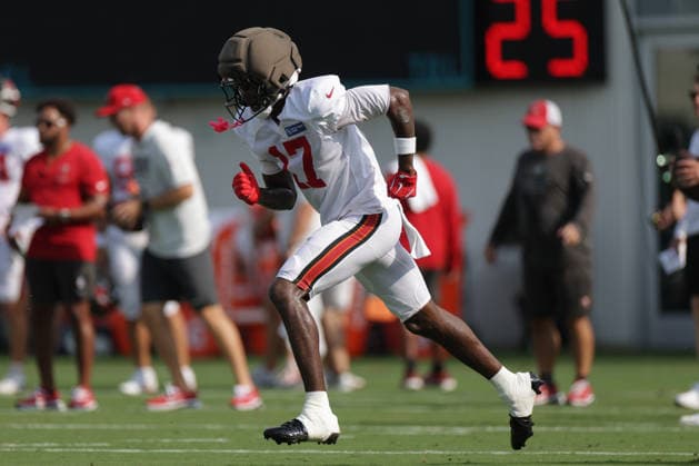 JACKSONVILLE, FL - AUGUST 25: Ted Hurst III 17 of the Tampa Bay Buccaneers works on a drill during the Jacksonville Jaguars joint practice with the Tampa Bay Buccaneers on August 25, 2026 at the Miller Electric Center in Jacksonville, Fl. (Photo by David Rosenblum Icon Sportswire) NFL, American Football Herren, USA AUG 25 Jaguars Training Camp EDITORIAL USE ONLY Icon260825250525