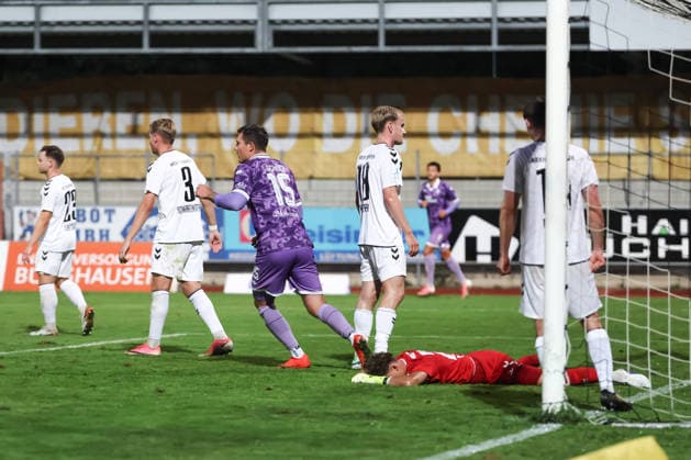 Toto-Pokal; SV Wacker Burghausen - FC Ingolstadt 04; tor 0:3 Obed Ugondu (17, FCI) Torwart Marcel Brinkmann (22 SVWB) am BodenHofherr, Adrian (18 SVWB) Schwarzensteiner, Benedikt (3 SVWB) Jonas Scholz (15, FCI) Toto-Pokal - SV Wacker Burghausen - FC Ingolstadt 04 Saison 2026 2027 *** Toto Cup: SV Wacker Burghausen vs. FC Ingolstadt 04, Score: 0–3; Goals: Obed Ugondu (17), FCI Goalkeeper Marcel Brinkmann (22); SVWB: am BodenHofherr, Adrian (18), SVWB: Schwarzensteiner, Benedikt 3 SVWB Jonas Scholz 15, FCI Toto Cup: SV Wacker Burghausen vs. FC Ingolstadt 04, 2026–2027 season