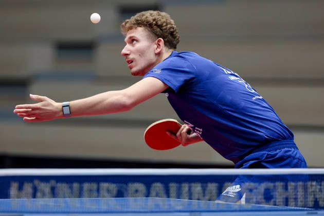 Andrei Teodor Istrate (TTC RhoenSprudel Fulda-Maberzell) kontrolliert den Ball waehrend des Spiels der 1. Tischtennis-Bundesliga der Herren zwischen dem TTC Schwalbe Bergneustadt und dem TTC RhoenSprudel Fulda-Maberzell, Burstenhalle am 25. August 2026 in Bergneustadt, Deutschland. (Foto von Marco Steinbrenner DeFodi Images) +++ Andrei Teodor Istrate (TTC RhoenSprudel Fulda-Maberzell) controls the ball during the 1st Men s Table tennis, Tischtennis Bundesliga match between TTC Schwalbe Bergneustadt and TTC RhoenSprudel Fulda-Maberzell at Burstenhalle on August 25, 2026 in Bergneustadt, Germany. (Photo by Marco Steinbrenner DeFodi Images) (Photo by Marco Steinbrenner DeFodi Images) - *** Andrei Teodor Istrate of TTC RhoenSprudel Fulda Maberzell controls the ball during the Men s Table Tennis Bundesliga Match 1 between TTC Schwalbe Bergneustadt and TTC RhoenSprudel Fulda Maberzell, Burstenhalle on August 25, 2026, in Bergneustadt, Germany. Photo by Marco Steinbrenner, DeFodi Images. Andrei Teodor Istrate of TTC RhoenSprudel Fulda Maberzell controls the ball during the 1st Men’s Table Tennis Bundesliga match between TTC Schwalbe Bergneustadt and TTC RhoenSprudel Fulda Maberzell at Burstenhalle on August 25, 2026 in Bergneustadt, Germany Photo by Marco Steinbrenner, DeFodi Images Photo by Marco Steinbrenner, DeFodi Images