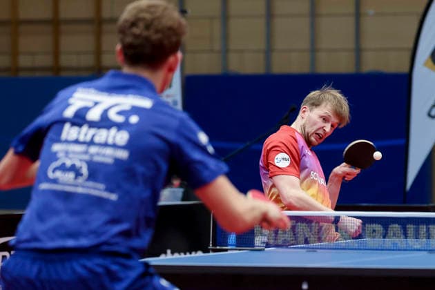 Andrei Teodor Istrate (TTC RhoenSprudel Fulda-Maberzell) und Benedikt Duda (TTC Schwalbe Bergneustadt) kaempfen um den Ball waehrend des Spiels der 1. Tischtennis-Bundesliga der Herren zwischen dem TTC Schwalbe Bergneustadt und dem TTC RhoenSprudel Fulda-Maberzell, Burstenhalle am 25. August 2026 in Bergneustadt, Deutschland. (Foto von Marco Steinbrenner DeFodi Images) +++ Andrei Teodor Istrate (TTC RhoenSprudel Fulda-Maberzell) und Benedikt Duda (TTC Schwalbe Bergneustadt) battle for the ball during the 1st Men s Table tennis, Tischtennis Bundesliga match between TTC Schwalbe Bergneustadt and TTC RhoenSprudel Fulda-Maberzell at Burstenhalle on August 25, 2026 in Bergneustadt, Germany. (Photo by Marco Steinbrenner DeFodi Images) (Photo by Marco Steinbrenner DeFodi Images) - *** Andrei Teodor Istrate of TTC RhoenSprudel Fulda Maberzell and Benedikt Duda of TTC Schwalbe Bergneustadt battle for the ball during the Men s Table Tennis Bundesliga match between TTC Schwalbe Bergneustadt and TTC RhoenSprudel Fulda Maberzell, Burstenhalle on August 25, 2026, in Bergneustadt, Germany Photo by Marco Steinbrenner DeFodi Images Andrei Teodor Istrate of TTC RhoenSprudel Fulda Maberzell and Benedikt Duda of TTC Schwalbe Bergneustadt battle for the ball during the 1st Men’s Table Tennis Bundesliga match between TTC Schwalbe Bergneustadt and TTC RhoenSprudel Fulda Maberzell at the Burstenhalle on August 25, 2026, in Bergneustadt, Germany. Photo by Marco Steinbrenner, DeFodi Images. Photo by Marco Steinbrenner, DeFodi Images