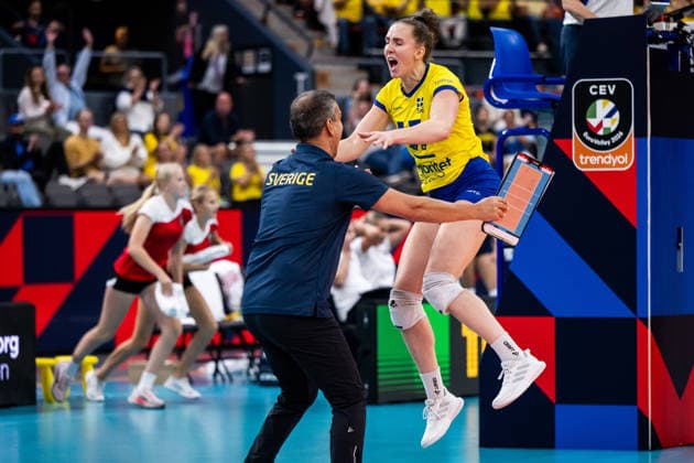 260825 Head coach Lorenzo Micelli and Anna Haak of Sweden celebrate during the CEV EuroVolley 2026 group stage volleyball match between Sweden and Croatia on August 25, 2026 in Gothenburg. Photo: Mathias Bergeld BILDBYRAN kod MB MB1406 volleyboll volleyball cev eurovolley 2026 volleyboll-em sverige croatia sweden day 5 dam bbeng kroatien women kvinner celebration jubel *** August 25, 2026: Head coach Lorenzo Micelli and Anna Haak of Sweden celebrate during the CEV EuroVolley 2026 group stage volleyball match between Sweden and Croatia on August 25, 2026 in Gothenburg. Photo by Mathias Bergeld, BILDBYRAN, code MB MB1406. volleyball, CEV EuroVolley 2026, European Volleyball Championship, Sweden, Croatia, Day 5, women’s volleyball, celebration, cheering  Copyright: MATHIASxBERGELD BB260825MB043