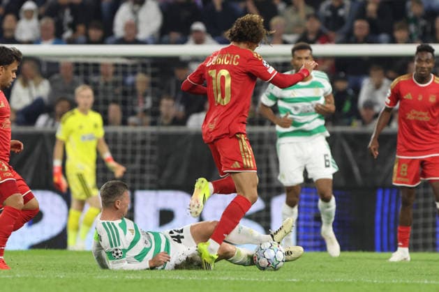 LINZ, AUSTRIA - AUGUST 25: Callum McGregor of Celtic Glasgow and Robert Ljubicic of LASK during the UEFA Champions League Play-off 2nd leg match between LASK and Celtic Glasgow at Oberoesterreich Arena on August 25, 2026 in Linz, Austria. (Photo by Severin Aichbauer Sports Press Photo SPP)  Copyright: xSeverinxAichbauer SPPx Sportspressphoto_SPR215404