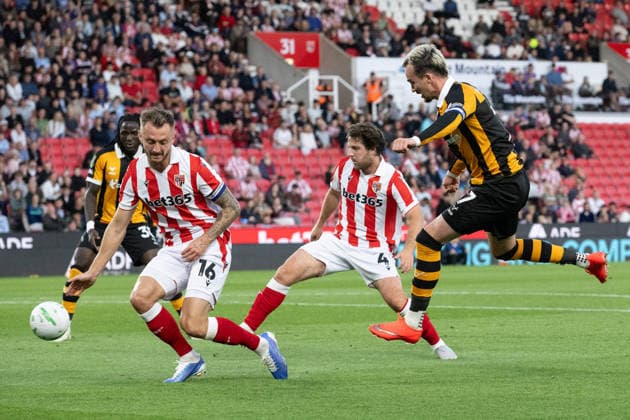 Stoke City v Hull City Carabao Cup Liam Millar of Hull City with a strike on goal during the Carabao Cup Second Round match between Stoke City and Hull City at the bet365 Stadium, Stoke-on-Trent 25 08 2026 UK Newspapers OUT Copyright: xMattxWilkinsonx FIL-23823-0115