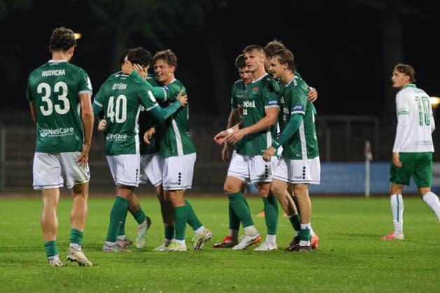 25.08.2026, Fussball, Herren, Saison 2026 2027, Bayerischer Totopokal, Achtelfinale: FC Schweinfurt 05 - VfB Eichstätt Schweinfurt feiert das 3:1 durch Berkay Öztürk (FC Schweinfurt 05, 40), Aurel Kuqanaj (VfB Eichstätt, 10) bedient Schweinfurt Riedel-Bau-Arena im Sachs-Stadio Bayern Unterfranken Deutschland *** August 25, 2026, Soccer, Men s, 2026–2027 Season, Bavarian Toto Cup, Round of 16: FC Schweinfurt 05 vs. VfB Eichstätt; Schweinfurt celebrates the 3–1 victory thanks to a goal by Berkay Öztürk; FC Schweinfurt 05, 40, Aurel Kuqanaj (VfB Eichstätt), 10. The match took place at the Schweinfurt Riedel Bau Arena in the Sachs Stadium, Bavaria, Lower Franconia, Germany.