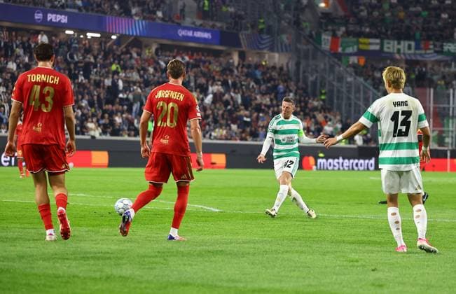 Callum McGregor of Celtic scores the opening goal LASK v Celtic, UEFA Champions League, Play Off Round, Second Leg, Football, Raiffeisen Arena, Linz, Austria - 25 Aug 2026Linz Raiffeisen Arena United Kingdom  Copyright: xMichaelxZemanek Shutterstockx 17115035w