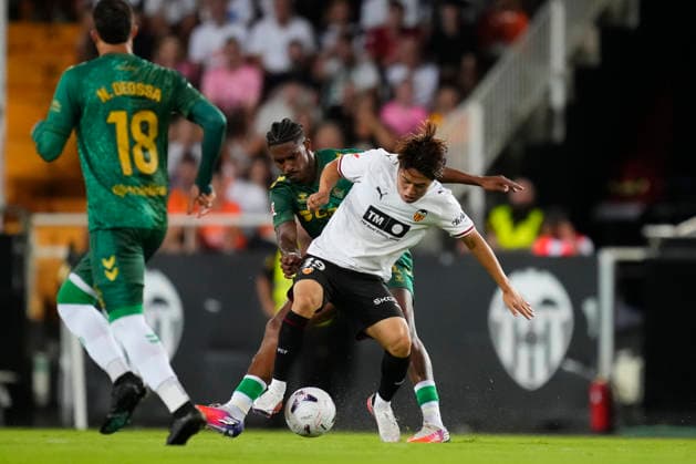 Valencia CF v Real Betis Balompie - LaLiga EA Sports 2026 27 Ryunosuke Sato left winger of Valencia and Japan and Junior Firpo left-back of Betis and Dominican Republic compete for the ball during the LaLiga EA Sports 2026 27 match between Valencia CF and Real Betis Balompie at Estadi de Mestalla on August 25, 2026 in Valencia, Spain. Valencia Spain  Copyright: xJosexBretonx originalFilename:bretonhernandez-valencia260825_npLxn.jpg