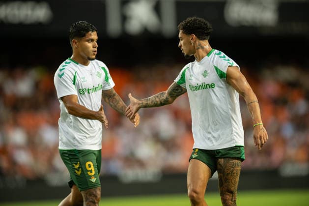 ESP: LaLiga EA Sports Valencia CF v Real Betis Antony Matheus Dos Santos of Real Betis and Cucho Hernandez of Real Betis warms up during LaLiga EA Sports match between Valencia CF v Real Betis played at Mestalla Stadium, Valencia on August 25 2026 in Spain Spain Soccer *** ESP LaLiga EA Sports Valencia CF vs. Real Betis Antony Matheus Dos Santos of Real Betis and Cucho Hernandez of Real Betis warm up during the LaLiga EA Sports match between Valencia CF and Real Betis played at Mestalla Stadium in Valencia on August 25, 2026, in Spain. Spanish Soccer Copyright: xAgenciaxLOFx