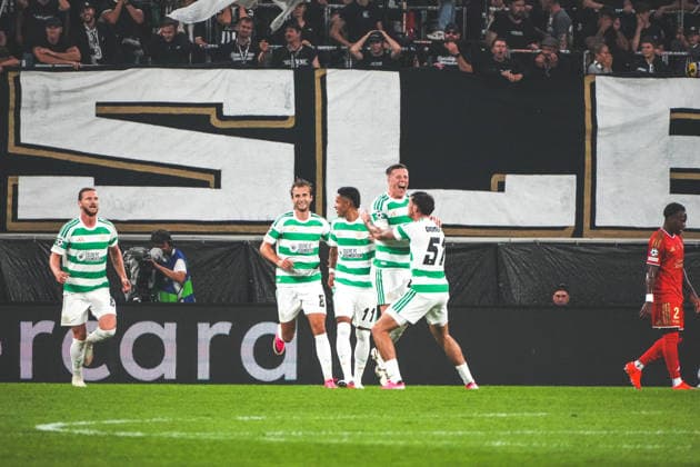 Fussball: Österreich: UEFA Champions League 2026 2027 - Play-offs, Rückspiel, 25.08.2026 - LASK Linz (Linzer ASK, Österreich) vs. Celtic FC (Glasgow, Schottland) - Oberösterreich Arena (Linz, Österreich); Celtic jubelt über das 0:1 - Tor, Torjubel *** Soccer Austria UEFA Champions League 2026–2027 Playoffs, Second Leg, August 25, 2026, LASK Linz (Linzer ASK), Austria vs. Celtic FC Glasgow, Scotland, Oberösterreich Arena Linz, Austria; Celtic celebrates the 0–1 goal, goal celebration Copyright: xLukasxBierederx