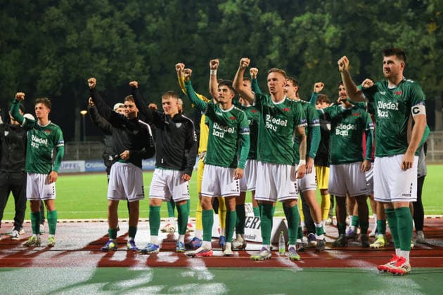25.08.2026, Fussball, Herren, Saison 2026 2027, Bayerischer Totopokal, Achtelfinale: FC Schweinfurt 05 - VfB Eichstätt Die Schweinfurter Mannschaft feiert vor den Fans auf der Tribüne Schweinfurt Riedel-Bau-Arena im Sachs-Stadio Bayern Unterfranken Deutschland *** August 25, 2026, Soccer, Men’s, 2026–2027 Season, Bavarian Toto Cup, Round of 16: FC Schweinfurt 05 vs. VfB Eichstätt. The Schweinfurt team celebrates in front of the fans in the stands at the Schweinfurt Riedel Bau Arena in Sachs Stadio, Bavaria, Lower Franconia, Germany