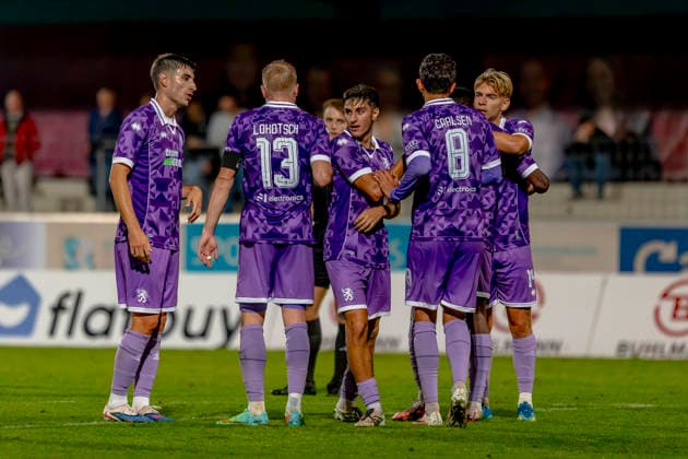 Burghausen, Deutschland 25. August 2026: Toto-Pokal - Bayerischer Landespokal - 2026 2027 - Achtelfinale - SV Wacker Burghausen gegen FC Ingolstadt 04 Im Bild: in der Traube Torschütze E mre Gül Guel (FCI) jubelt nach seinem Tor zum 0:4 mit seinen Mannschaftskollegen, flatbuy-Stadion Bayern *** Burghausen, Germany, August 25, 2026—Toto Cup (Bavarian State Cup) 2026–2027, Round of 16: SV Wacker Burghausen vs. FC Ingolstadt 04. Pictured in the crowd is goal scorer E. Mre Gül Guel of FCI celebrating after scoring the 0–4 goal with his teammates at the Flatbuy Stadium in Bavaria Copyright: xFotostandx xSchäferx
