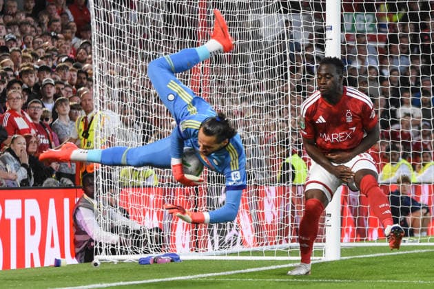 Nottingham Forest v Leeds, Carabao Cup Second round, The City Ground, Nottingham, UK - 25 August 2026 Leeds United s Goalkeeper James Trafford called into early action with Nottingham Forest s Arnaud Kaimuendo close by , UK NEWSPAPERS OUT Copyright: xRichardxBowcottx