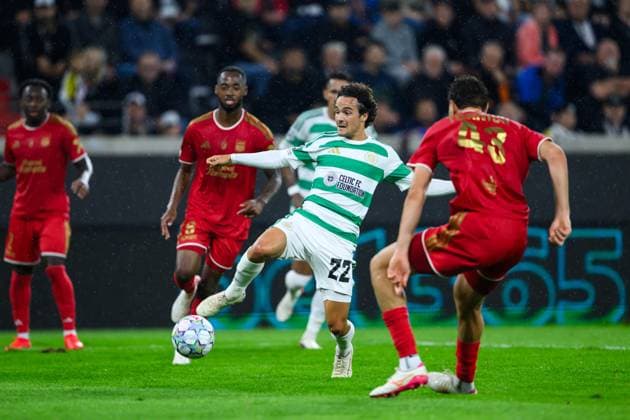 SOCCER - UEFA CL, LASK vs Celtic LINZ,AUSTRIA,25.AUG.26 - SOCCER - UEFA Champions League, play-off, Linzer ASK vs Celtic Glasgow. Image shows Mika Baur (Celtic) and Joao Tornich (LASK).  GEPAxpictures xChristianxMoser