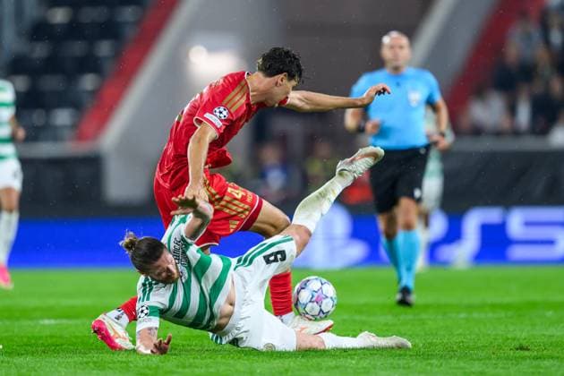 SOCCER - UEFA CL, LASK vs Celtic LINZ,AUSTRIA,25.AUG.26 - SOCCER - UEFA Champions League, play-off, Linzer ASK vs Celtic Glasgow. Image shows Kasper Hogh (Celtic) and Joao Tornich (LASK).  GEPAxpictures xChristianxMoser
