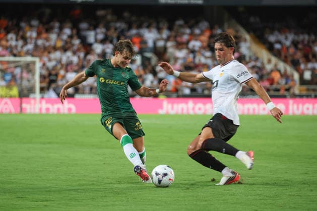 Spain - LaLiga EA - Valencia CF vs Real Betis - 25 08 2026 SPAIN, VALENCIA, AUGUST 25. Angel Ortiz of Real Betis is challenged by Jesus Vazquez of Valencia during the LaLiga EA Sports football match between Valencia CF and Real Betis on August 25, 2026 at Estadio Mestalla in Valencia, Spain. Photo by Manuel Blondeau AOP.Press Valencia Estadio Mestalla Valencian Community Spain Copyright: x ManuelxBlondeau AOP.Pressx AOP20260825-001