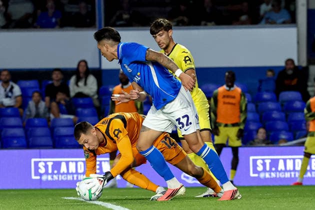 Birmingham City v Brentford, EFL Cup Brentford goalkeeper Hakon Valdimarsson (12) gathers ball during the EFL Cup match between Birmingham City and Brentford at the St Andrew s @ Knighthead Park, Birmingham, UK on 25 August 2026. Birmingham St Andrew s @ Knighthead Park West Midlands UK Editorial use only DataCo restrictions apply See www.football-dataco.com , Copyright: xManjitxNarotrax PSI-24746-0025